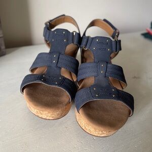 Stunning, navy Clarks with gold details!
